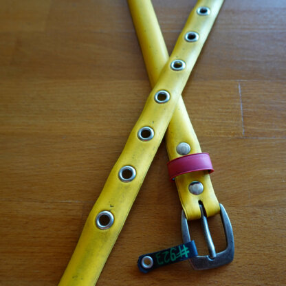 Ceinture en pneu de vélo upcyclé - jaune et rouge