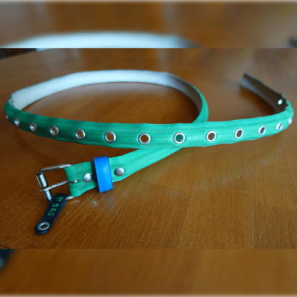 Ceinture en pneu de vélo upcyclé - verte et bleue