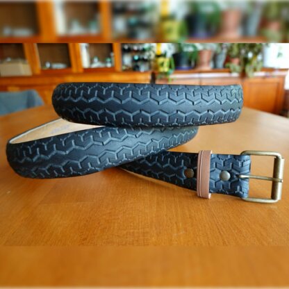 Ceinture en pneu de vélo upcyclé