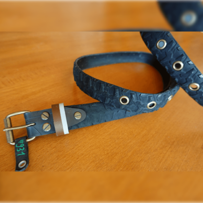 Ceinture en pneu de vélo upcyclé - noire avec passant marron et réfléchissant