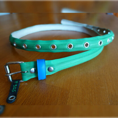 Ceinture en pneu de vélo upcyclé - verte et bleue