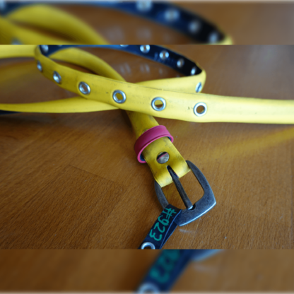 Ceinture en pneu de vélo upcyclé - jaune et rouge