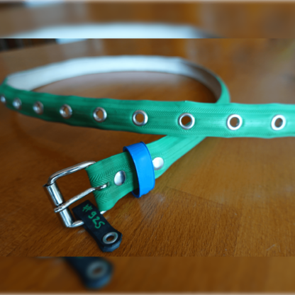 Ceinture en pneu de vélo upcyclé - verte et bleue