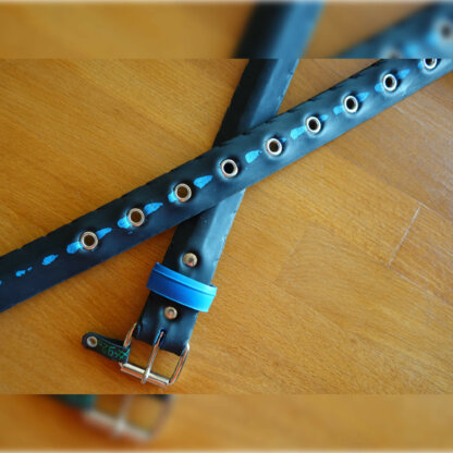 Ceinture en pneu de vélo upcyclé - noire avec bande anti-crevaison bleue apparente