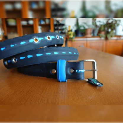 Ceinture en pneu de vélo upcyclé - noire avec bande anti-crevaison bleue apparente