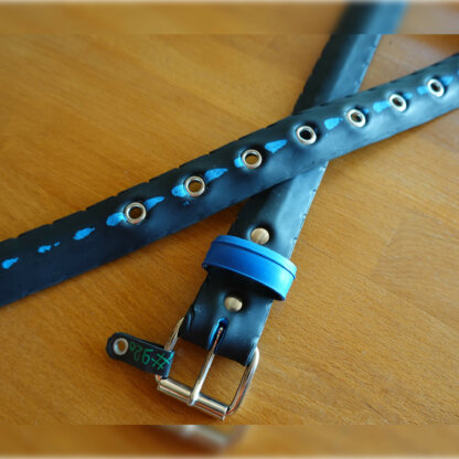 Ceinture en pneu de vélo upcyclé - noire avec bande anti-crevaison bleue apparente