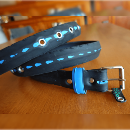 Ceinture en pneu de vélo upcyclé - noire avec bande anti-crevaison bleue apparente