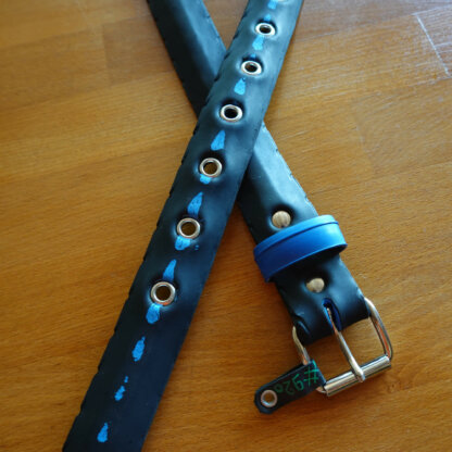 Ceinture en pneu de vélo upcyclé - noire avec bande anti-crevaison bleue apparente