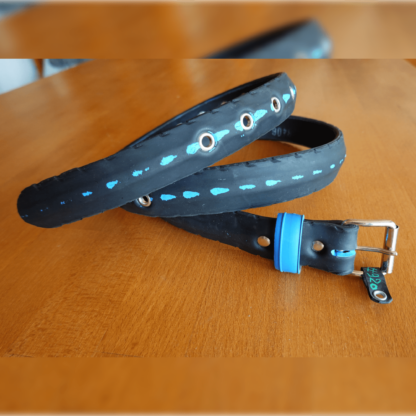 Ceinture en pneu de vélo upcyclé - noire avec bande anti-crevaison bleue apparente