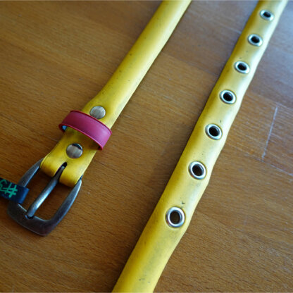 Ceinture en pneu de vélo upcyclé - jaune et rouge