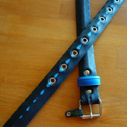 Ceinture en pneu de vélo upcyclé - noire avec bande anti-crevaison bleue apparente