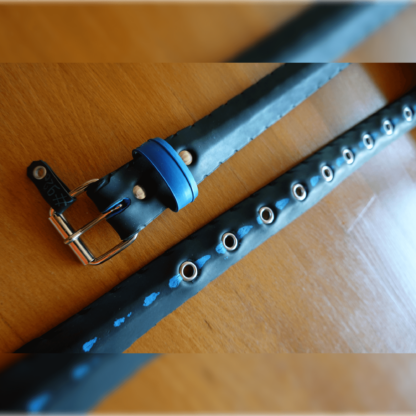 Ceinture en pneu de vélo upcyclé - noire avec bande anti-crevaison bleue apparente