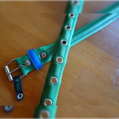 Ceinture en pneu de vélo upcyclé - verte et bleue