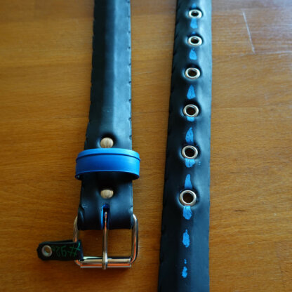 Ceinture en pneu de vélo upcyclé - noire avec bande anti-crevaison bleue apparente