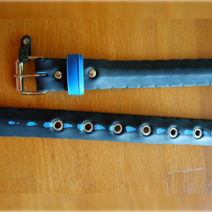 Ceinture en pneu de vélo upcyclé - noire avec bande anti-crevaison bleue apparente