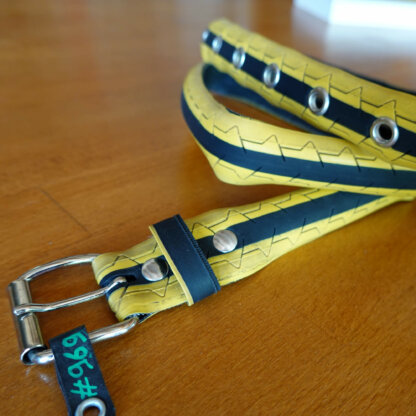 Ceinture jaune et noire en pneu de vélo upcyclé - Re-Cycle-On