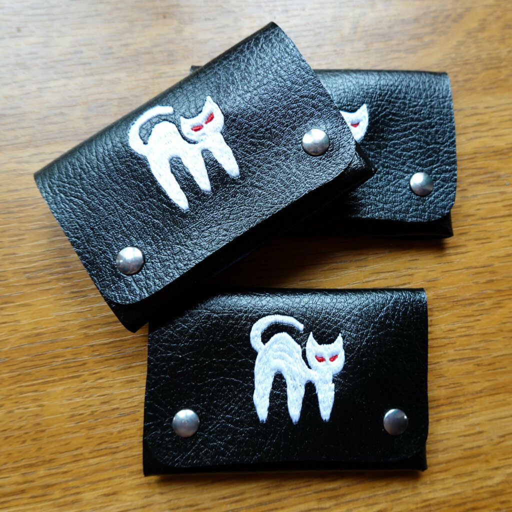 portefeuille vegan minimaliste broderie chat yeux laser 1