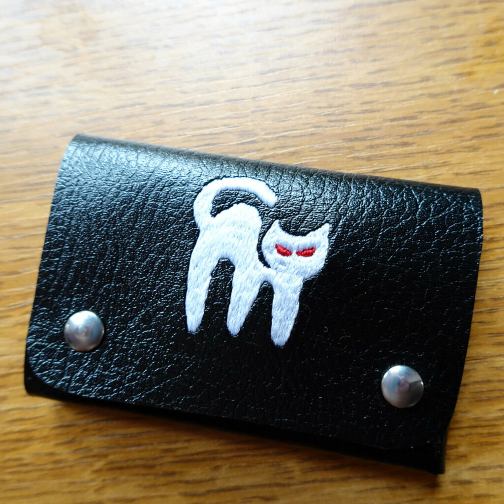 portefeuille vegan minimaliste broderie chat yeux laser 2