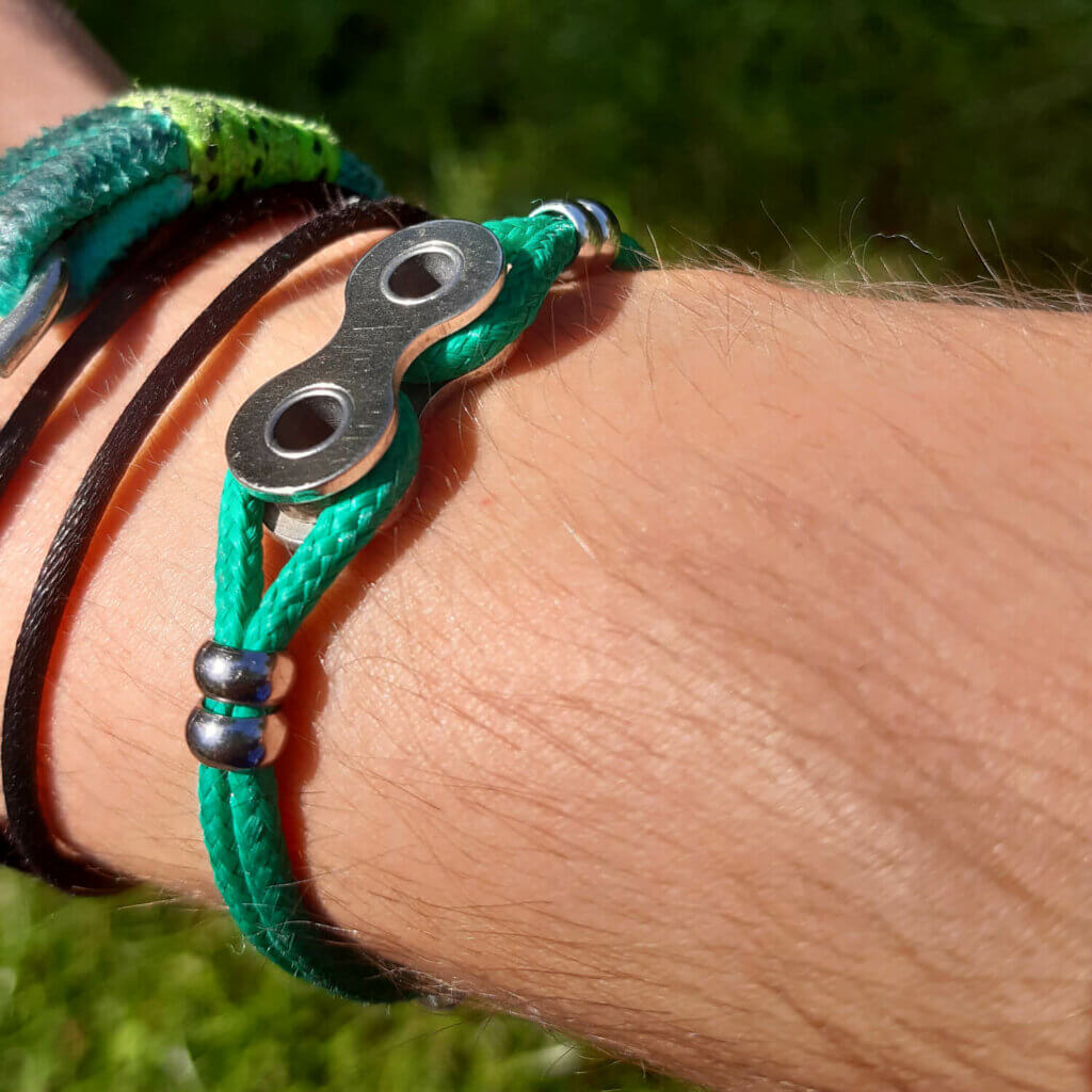 Bracelet en paracorde verte et maillon de chaîne de vélo