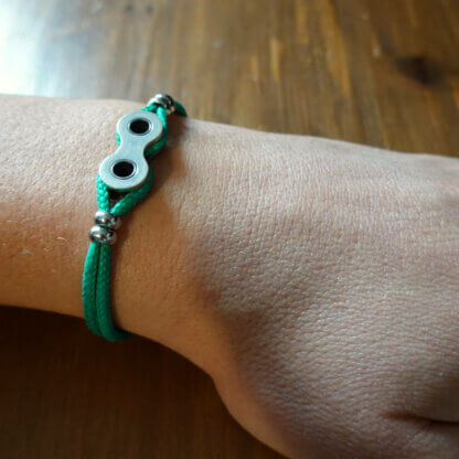 Bracelet en paracorde verte et maillon de chaîne de vélo