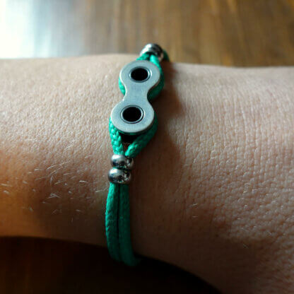 Bracelet en paracorde verte et maillon de chaîne de vélo