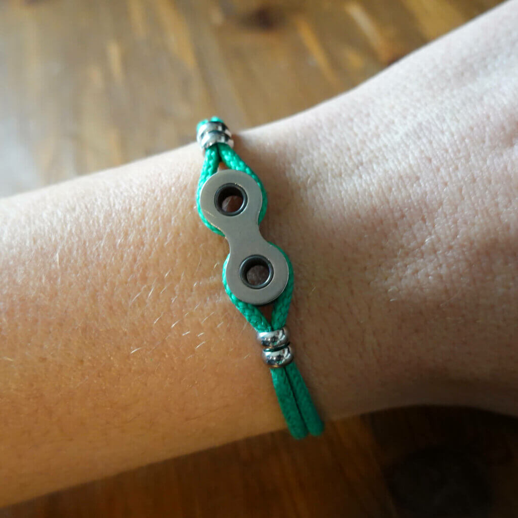 Bracelet en paracorde verte et maillon de chaîne de vélo