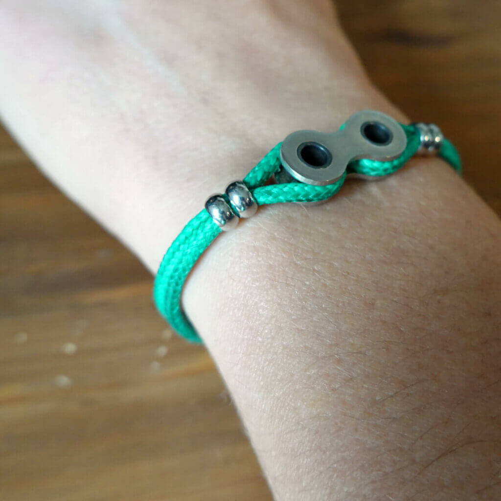 Bracelet en paracorde verte et maillon de chaîne de vélo