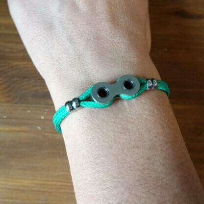 Bracelet en paracorde verte et maillon de chaîne de vélo