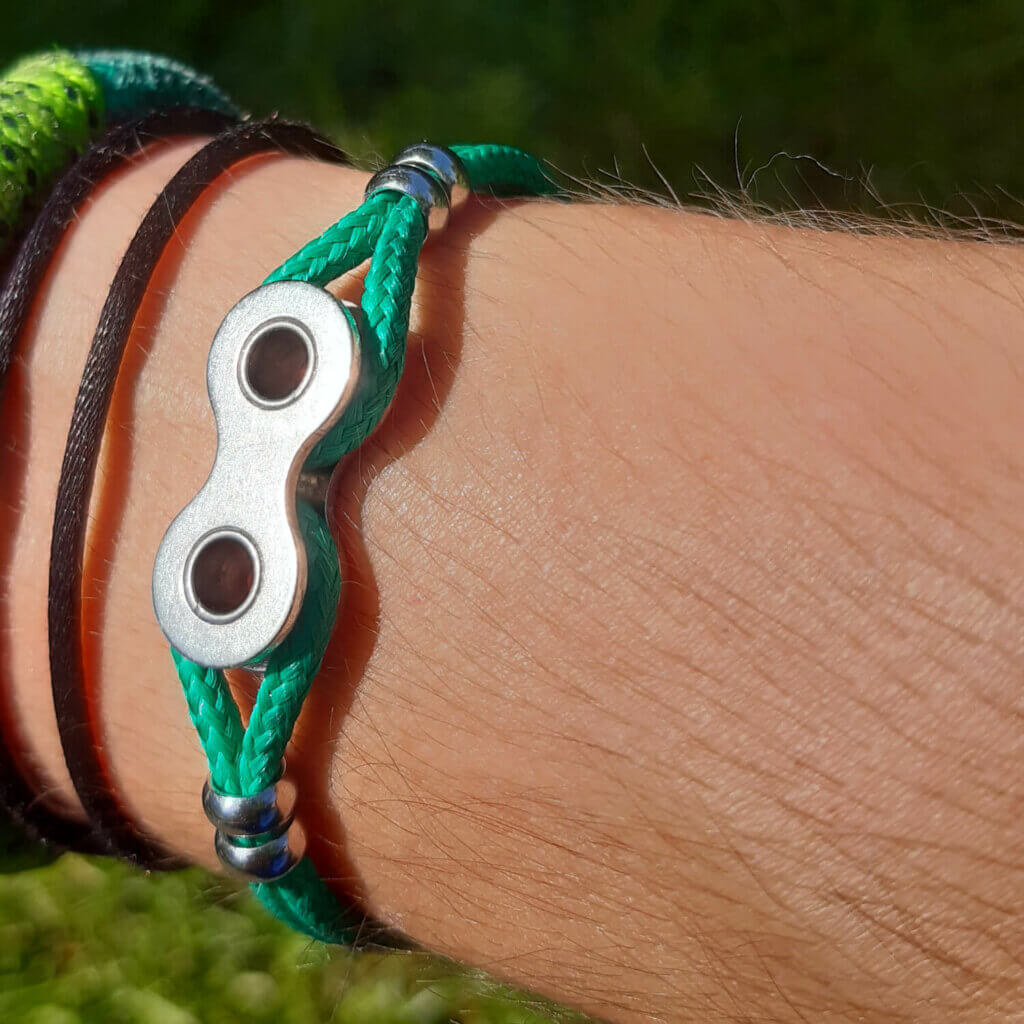 Bracelet en paracorde verte et maillon de chaîne de vélo