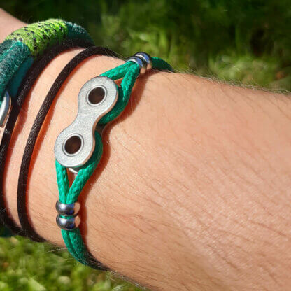 Bracelet en paracorde verte et maillon de chaîne de vélo