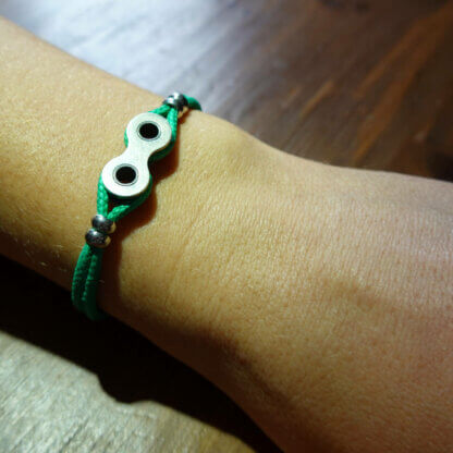 Bracelet en paracorde verte et maillon de chaîne de vélo