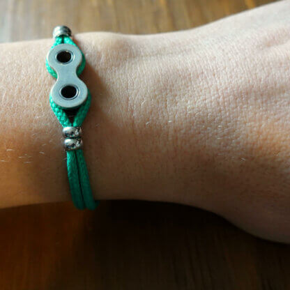 Bracelet en paracorde verte et maillon de chaîne de vélo