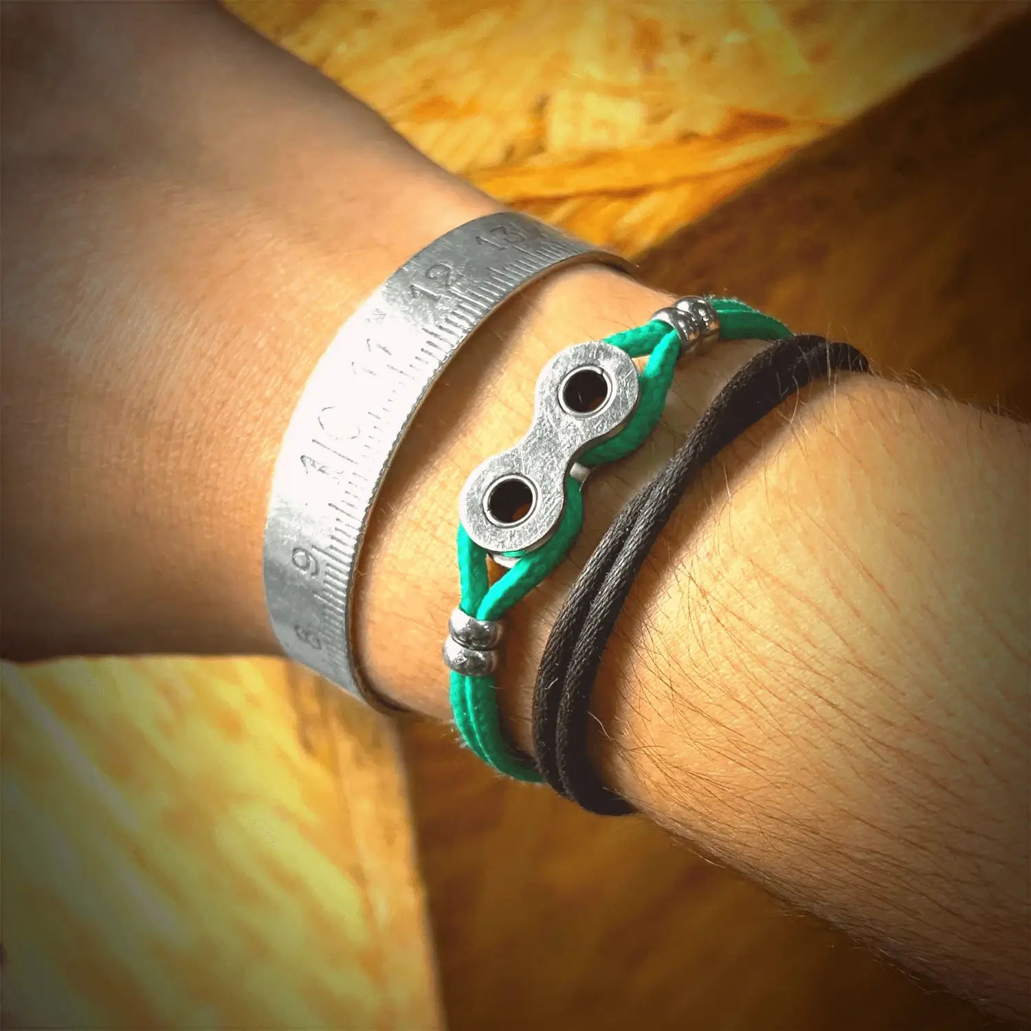 Bracelet vert en paracorde et maillon de chaîne de vélo