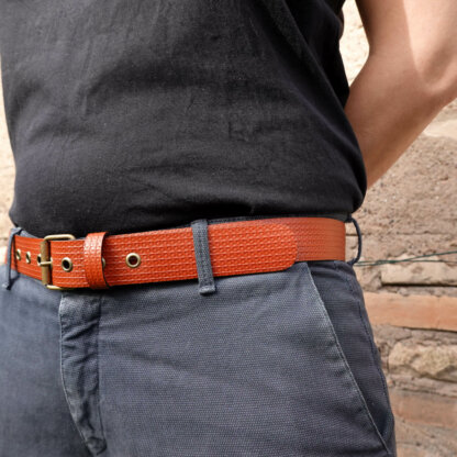 Ceinture rouge brique en lance à incendie upcyclée