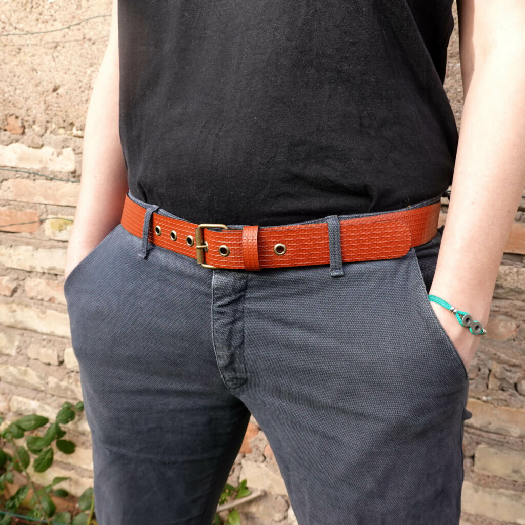 Ceinture rouge brique en lance à incendie upcyclée