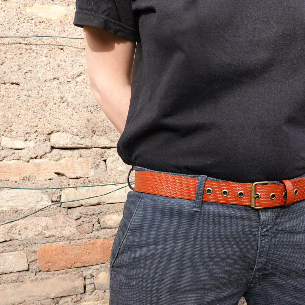 Ceinture rouge brique en lance à incendie upcyclée