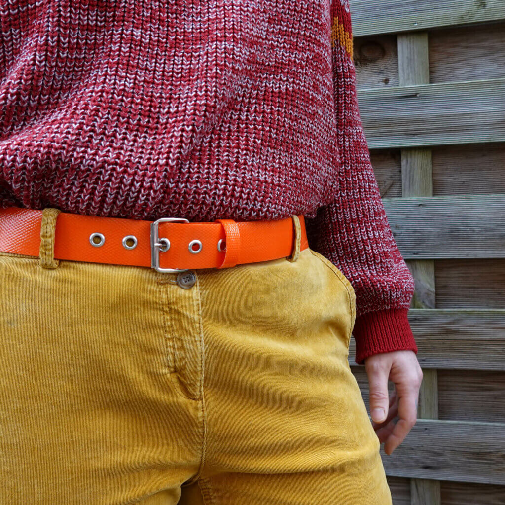 Ceinture orange en lance à incendie upcyclée