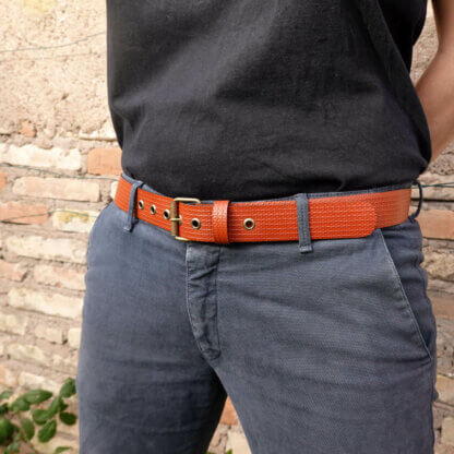 Ceinture rouge brique en lance à incendie upcyclée