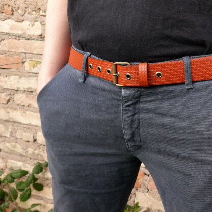 Ceinture rouge brique en lance à incendie upcyclée