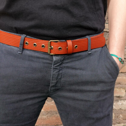 Ceinture rouge brique en lance à incendie upcyclée