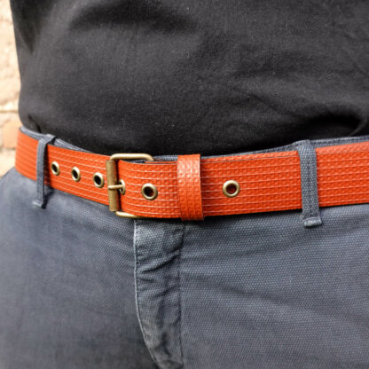 Ceinture rouge brique en lance à incendie upcyclée