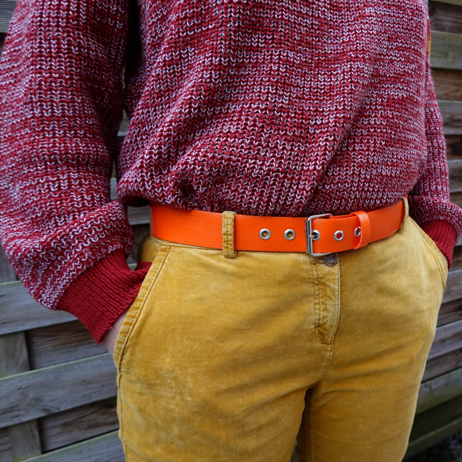 Ceinture orange en lance à incendie upcyclée