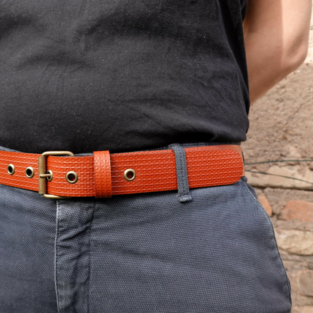 Ceinture rouge brique en lance à incendie upcyclée