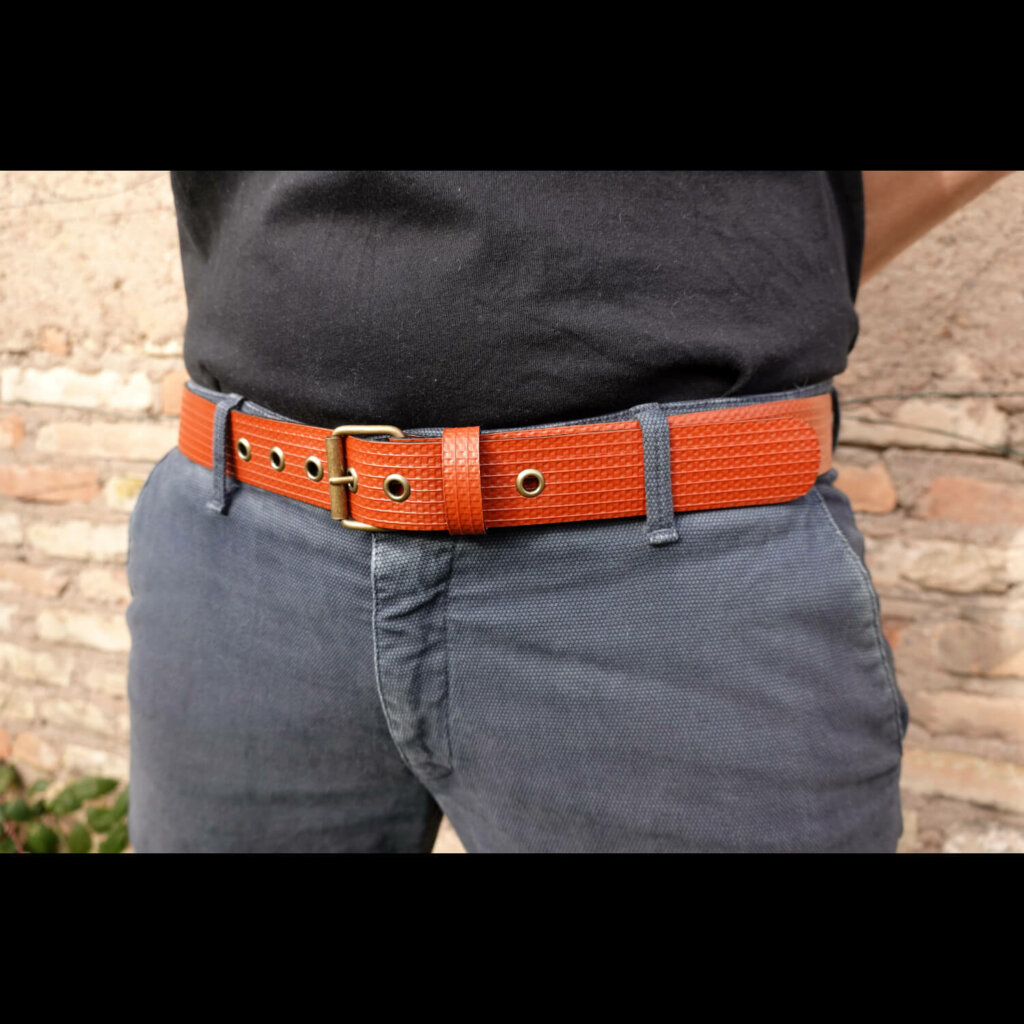 Ceinture rouge brique en lance à incendie upcyclée