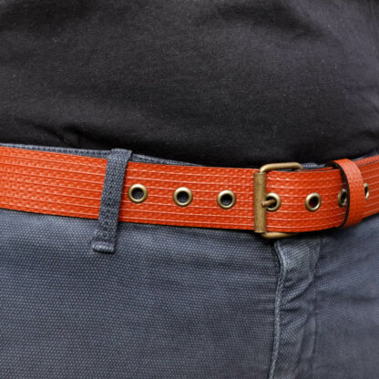 Ceinture rouge brique en lance à incendie upcyclée