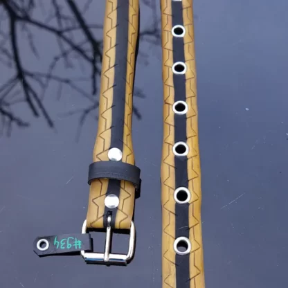 Ceinture jaune et noire en pneu de vélo upcyclé