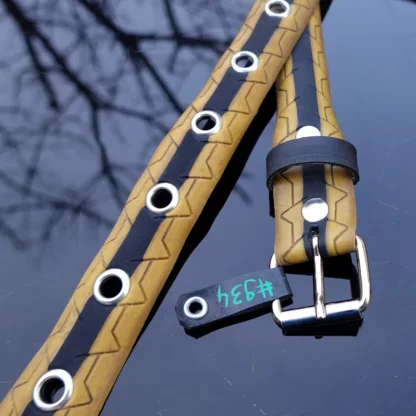 Ceinture jaune et noire en pneu de vélo upcyclé