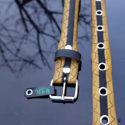 Ceinture jaune et noire en pneu de vélo upcyclé