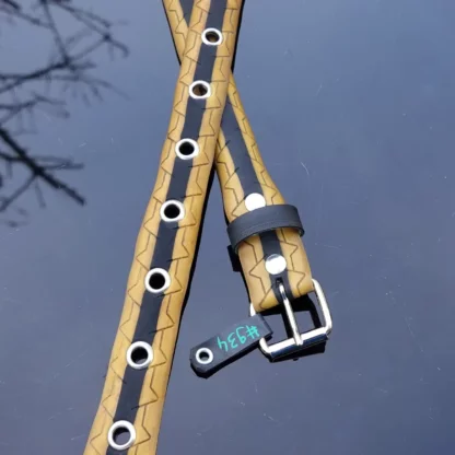 Ceinture jaune et noire en pneu de vélo upcyclé