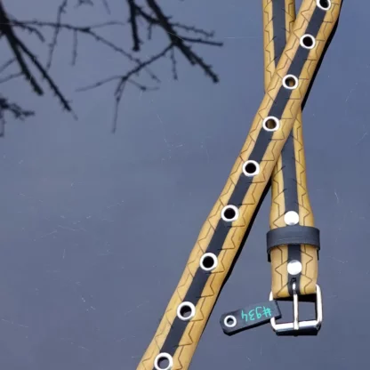 Ceinture jaune et noire en pneu de vélo upcyclé